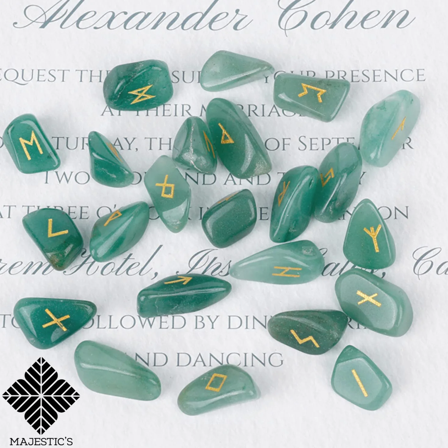 Runes Divinatoires Vikings - Pack de 25 Pierres Naturelles Aventurine Verte Gravées 2cm x 1cm avec Sac Noir et Ebook PDF - Alphabet Runique Futhark pour Divination