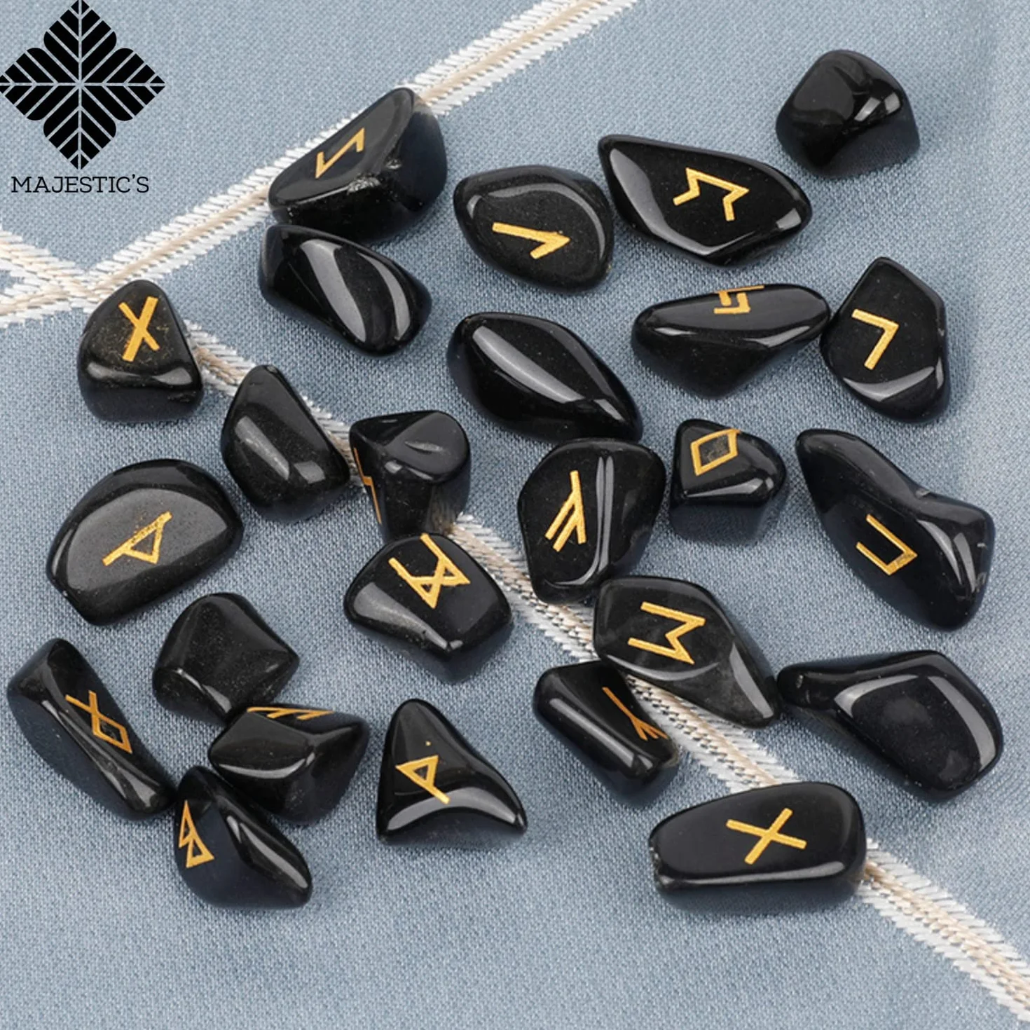 Runes Divinatoires VIKINGS - Pack de 25 Pierres Naturelles d’OBSIDIENNE NOIRE Gravées (2cm x 1cm) + Sac Noir - Alphabet Runique Futhark pour Divination