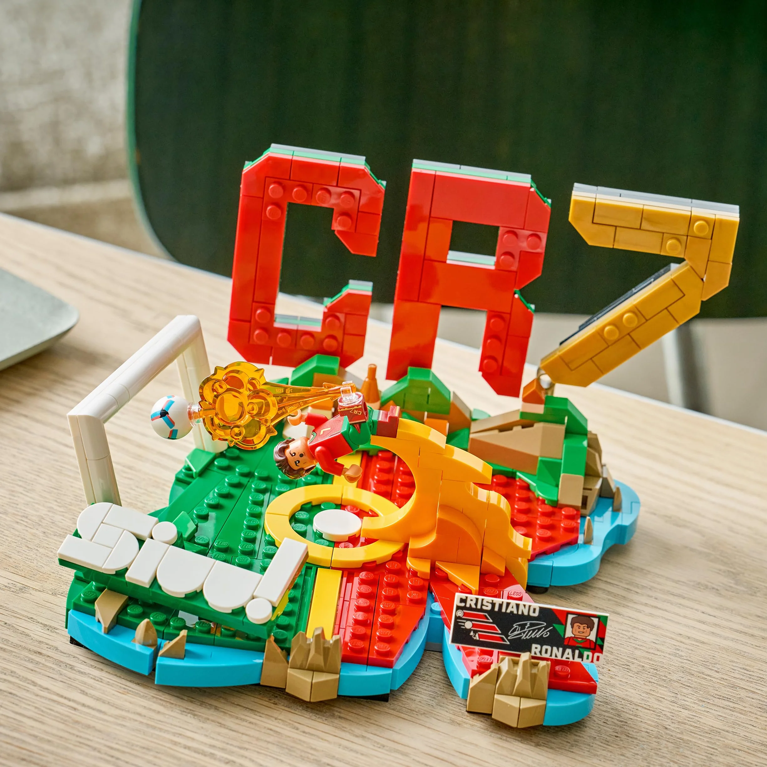 LEGO Editions Cristiano Ronaldo Maquette 3D Football avec Minifigurine Collector 43012 Cadeau 10 Ans