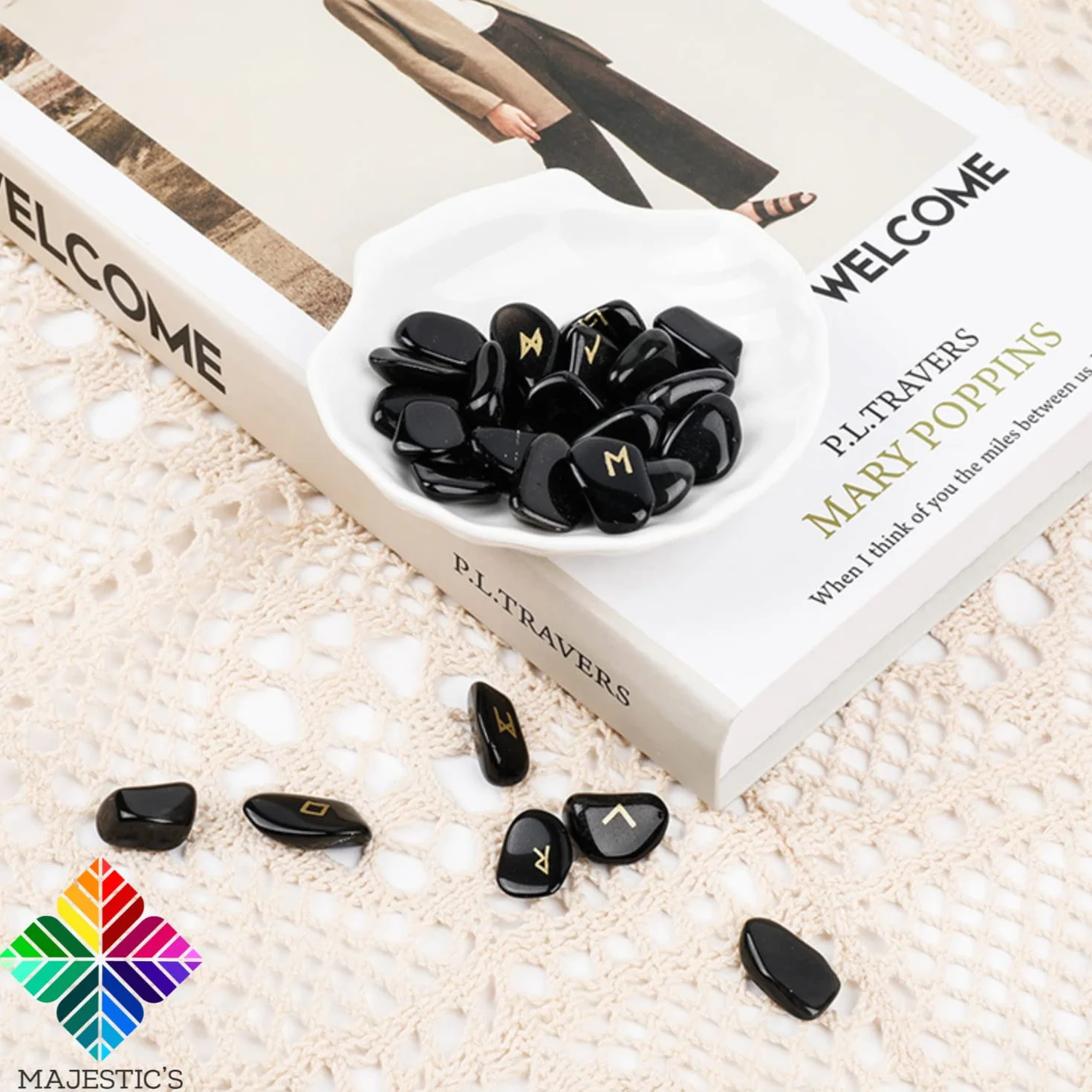 Runes Divinatoires VIKINGS - Pack de 25 Pierres Naturelles d’OBSIDIENNE NOIRE Gravées (2cm x 1cm) + Sac Noir - Alphabet Runique Futhark pour Divination