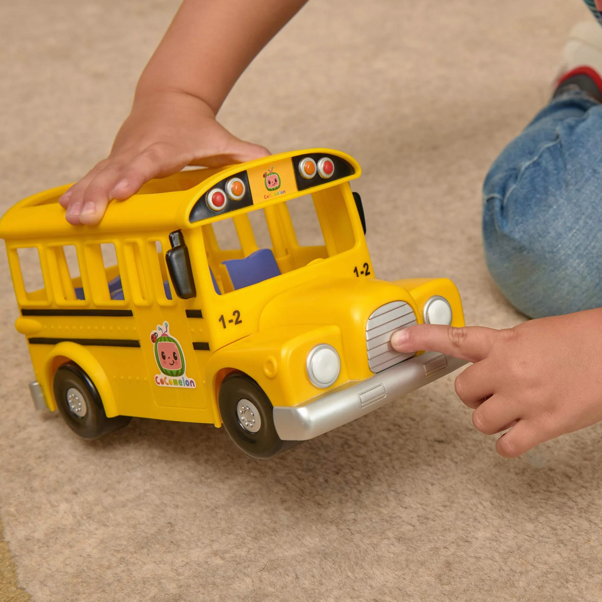 CoComelon CMW0137 Bus de Mitsing avec Musique et JJ, Version Allemande, pour Enfants dès 2 Ans, Jaune