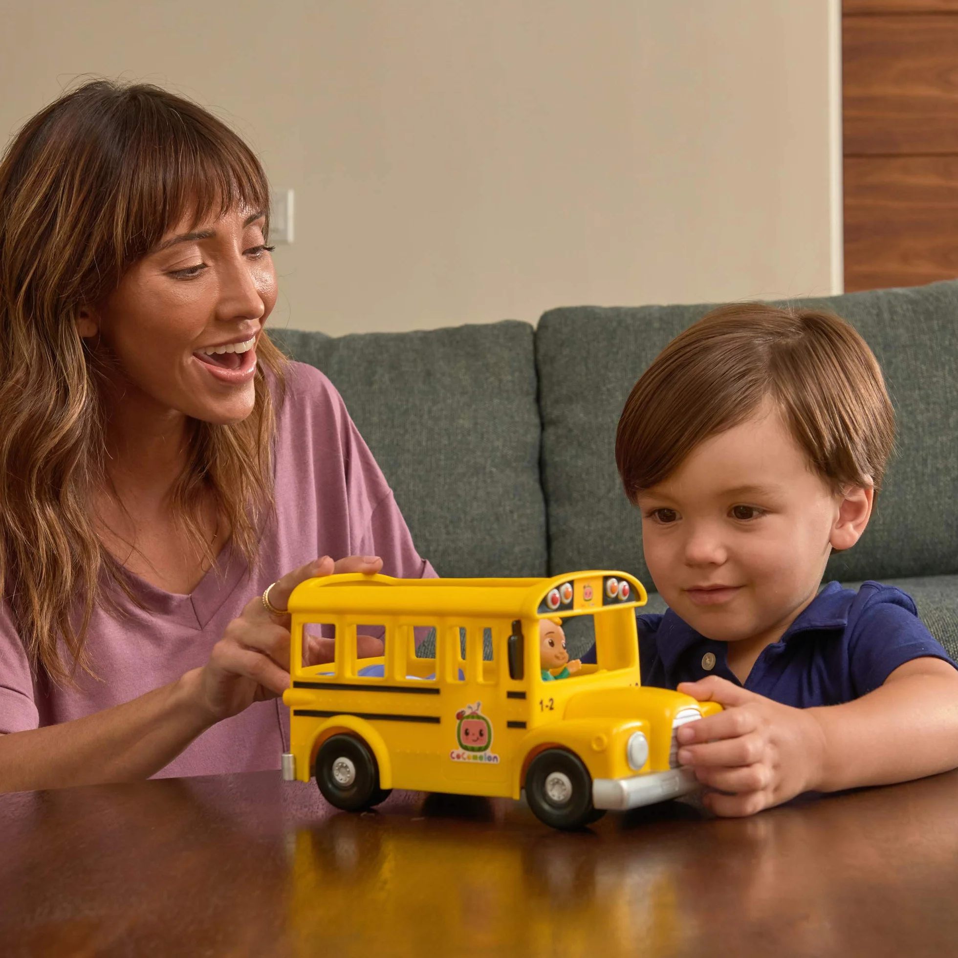 CoComelon CMW0137 Bus de Mitsing avec Musique et JJ, Version Allemande, pour Enfants dès 2 Ans, Jaune