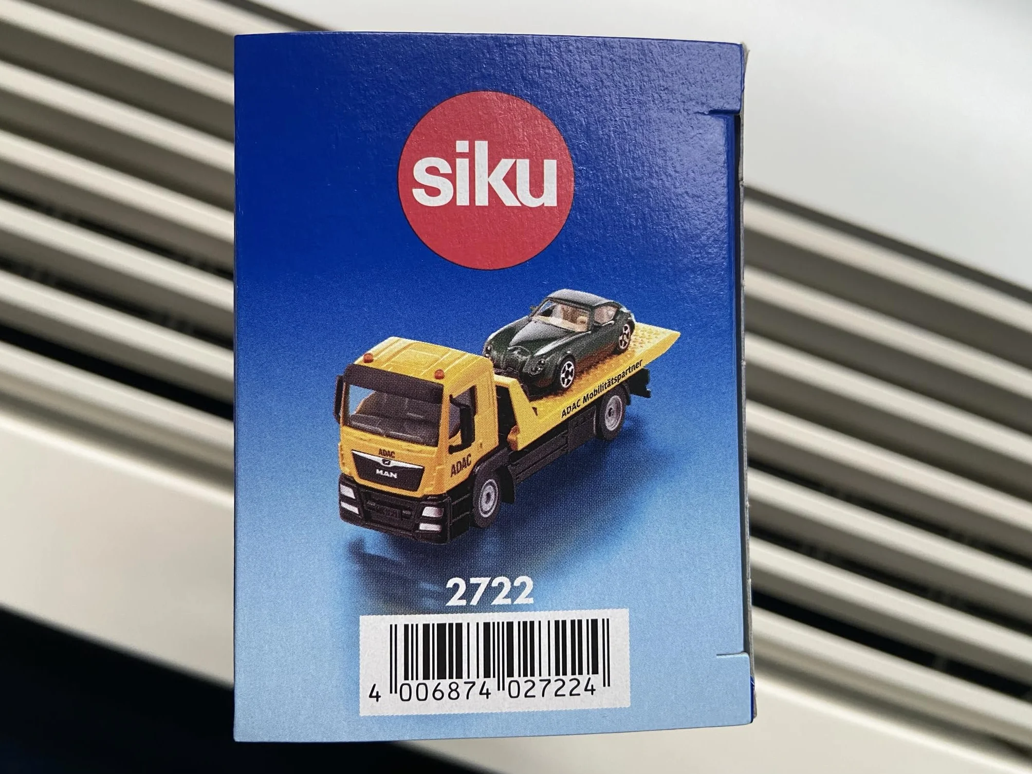 SIKU 2722 Man Remorqueuse ADAC Voiture Jouet 1:55 Métal Plastique Jaune Treuil Extensible Plate-Forme Transport Basculante