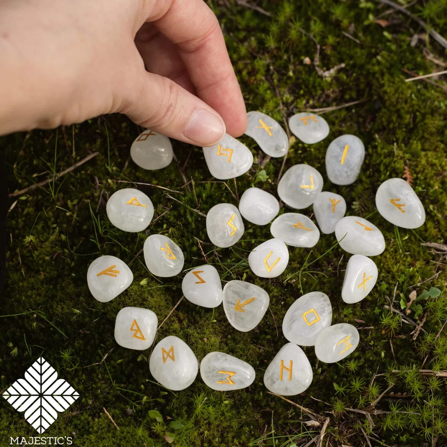 Runes Divinatoires Vikings en Pierres Naturelles de Cristal de Roche Quartz Blanc Gravées 2cm x 1cm avec Sac Noir et Ebook PDF